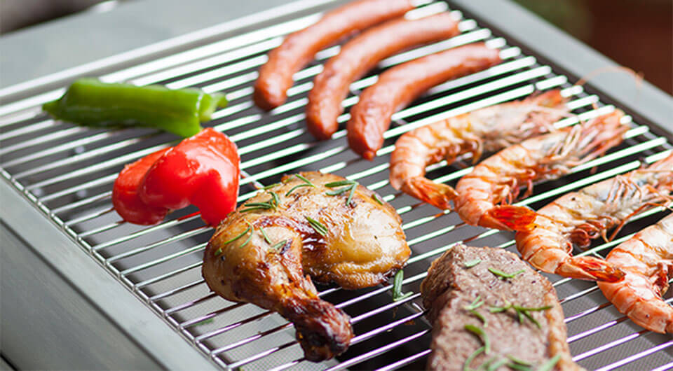 The way of the SL-102 model of stainless steel infrared BBQ grill looks when grilling food.