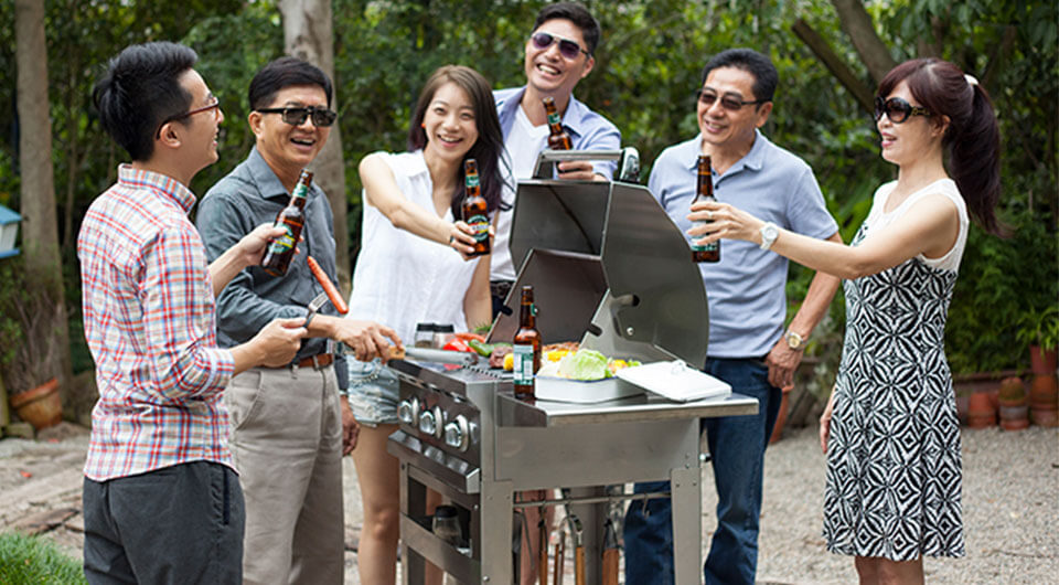 The gas and charcoal grill has the effect of making BBQ bring more home entertainment.